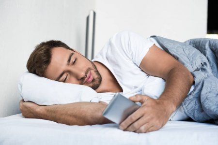 Не сидите в телефоне перед сном. Лучше почитать книгу - это снижает уровень стресса и позволяет настроиться на отдых