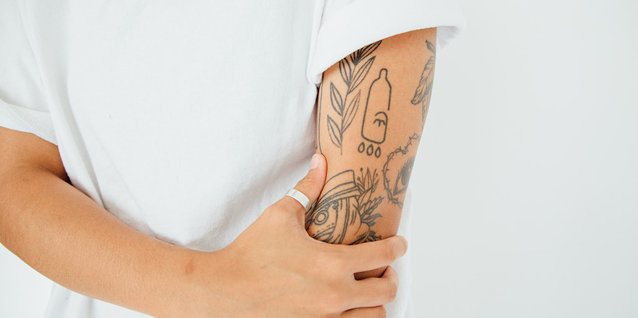 Хендпоук часто выбирают для парных татуировок. Но кто-то делает рукава в этом стиле, забивает ноги, грудь и живот