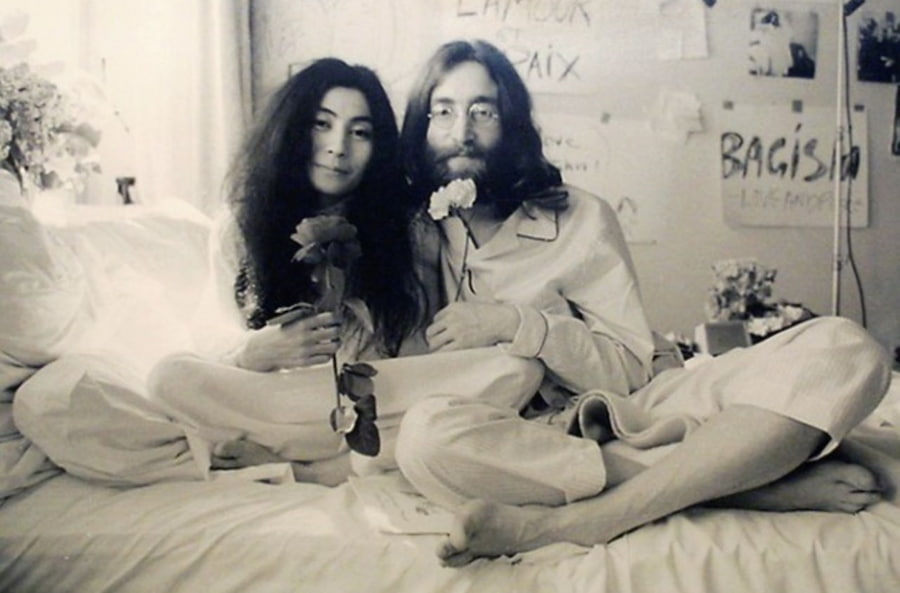 Джон Леннон не сразу превратился в икону стиля хиппи. До ухода из The Beatles он носил аккуратную прическу в сочетании с классическими костюмами