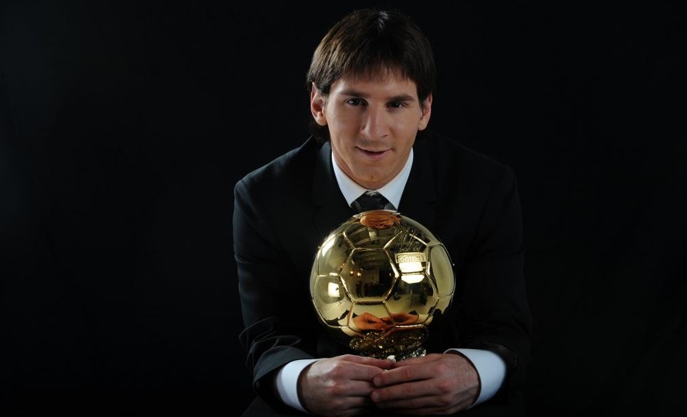 В декабре 2009-го аргентинцу вручают его первый «Золотой мяч». И кажется, мы начинаем понимать, почему среди школьников тогда была популярна рваная челка до середины лба