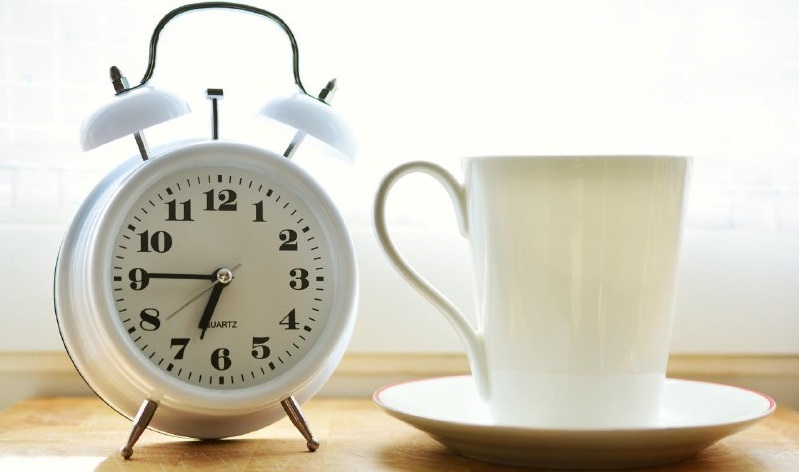 Если «еще 5 минут, и встаю» — ритуал, без которого вы не представляете свое утро, не отказывайтесь от него. Но не затягивайте с подъемом: допустим, поставили будильник на 6:55 — в 7 нужно быть на ногах