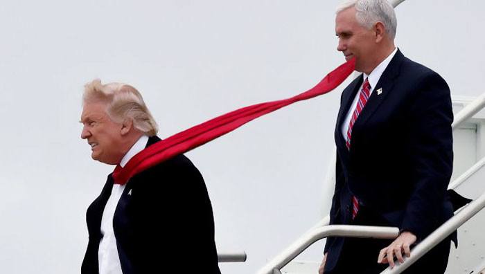 Правда, Дональда Трампа возможность «залепить» кому-то случайно галстуком нисколько не смущает. Более того, бывший президент США предпочитает аксессуары невероятной длины без каких-либо фиксаторов